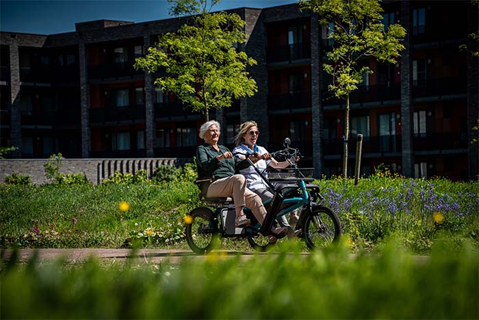 Fietsen in De Open Hof binnentuin